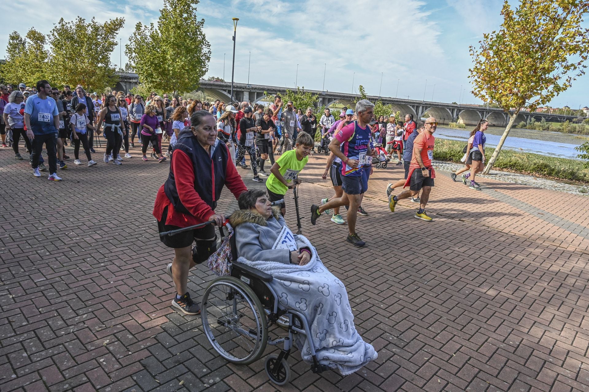 Fotos | Badajoz se solidariza corriendo con los afectados por la DANA