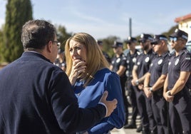 María Guardiola habla con Fernando Manzano, el secretario general de Emergencias y Protección Civil de la Junta, en la despedida a laos agentes de la Políca Local que parten a Valencia por la DANA.