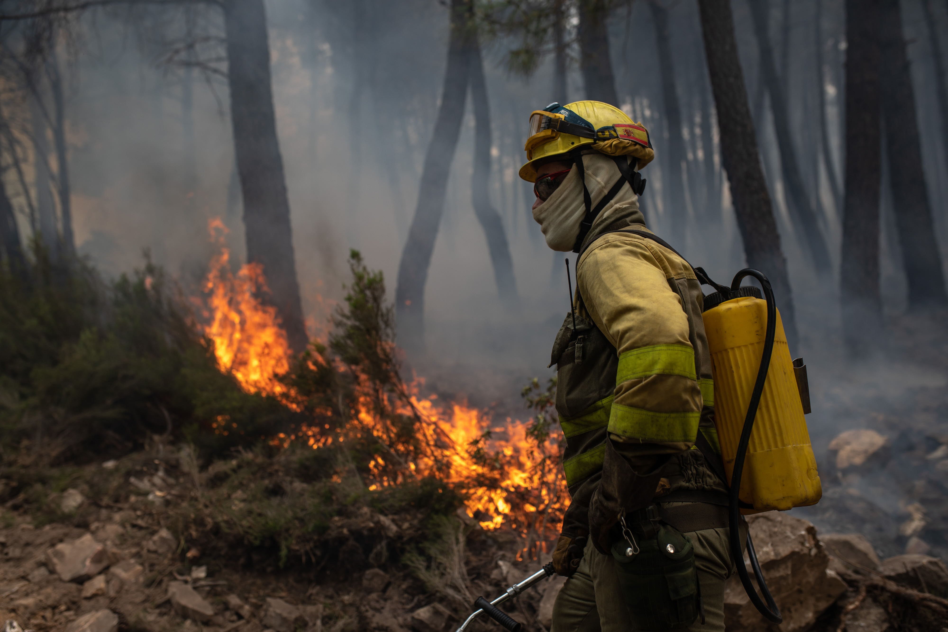 Bombero en la extinción de un incendio a consecuencia del cambio climático.