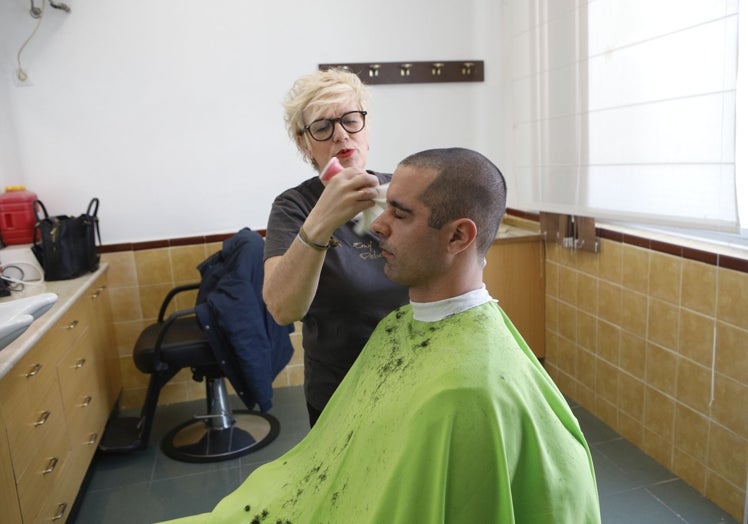 Una de las estampas clásicas del primer día: el rapado al 1. Cada vez son más los que llegan con el pelo cortado desde casa.