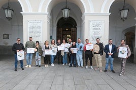 El Delegado de turismo junto a los establecimientos premiados.