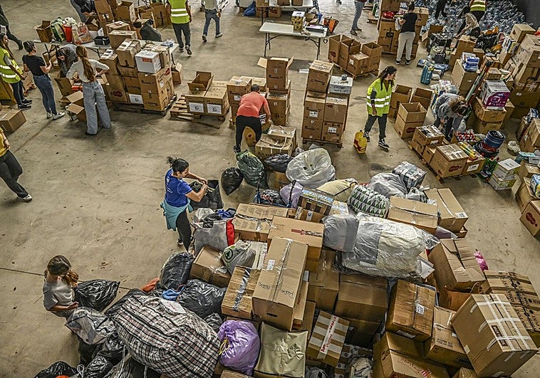 La ayuda material ha comenzado a llegar a los pabellones de Ifeba este lunes.