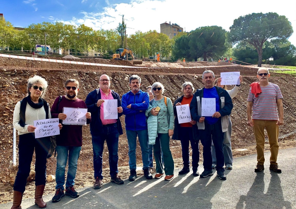 Imagen secundaria 1 - Arriba, los concejales dan explicaciones a los colectivos que se oponen al proyecto. Debajo, una imagen de la protesta. Sobre estas líneas, una imagen de la obra de ampliación del parking.