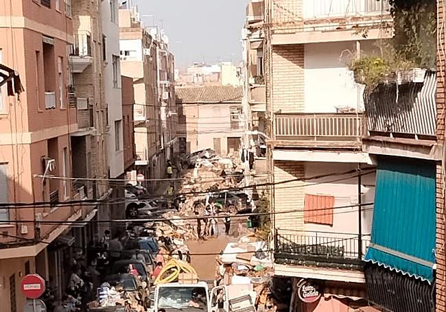 Estado de una calle de Catarroja tras el paso de la DANA.