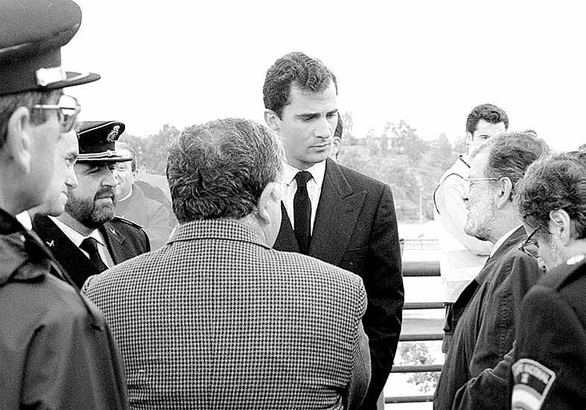 1997. Rodríguez Ibarra junto al entonces Príncipe Felipe, en una visita a la zona afectada tras la riada de Badajoz.