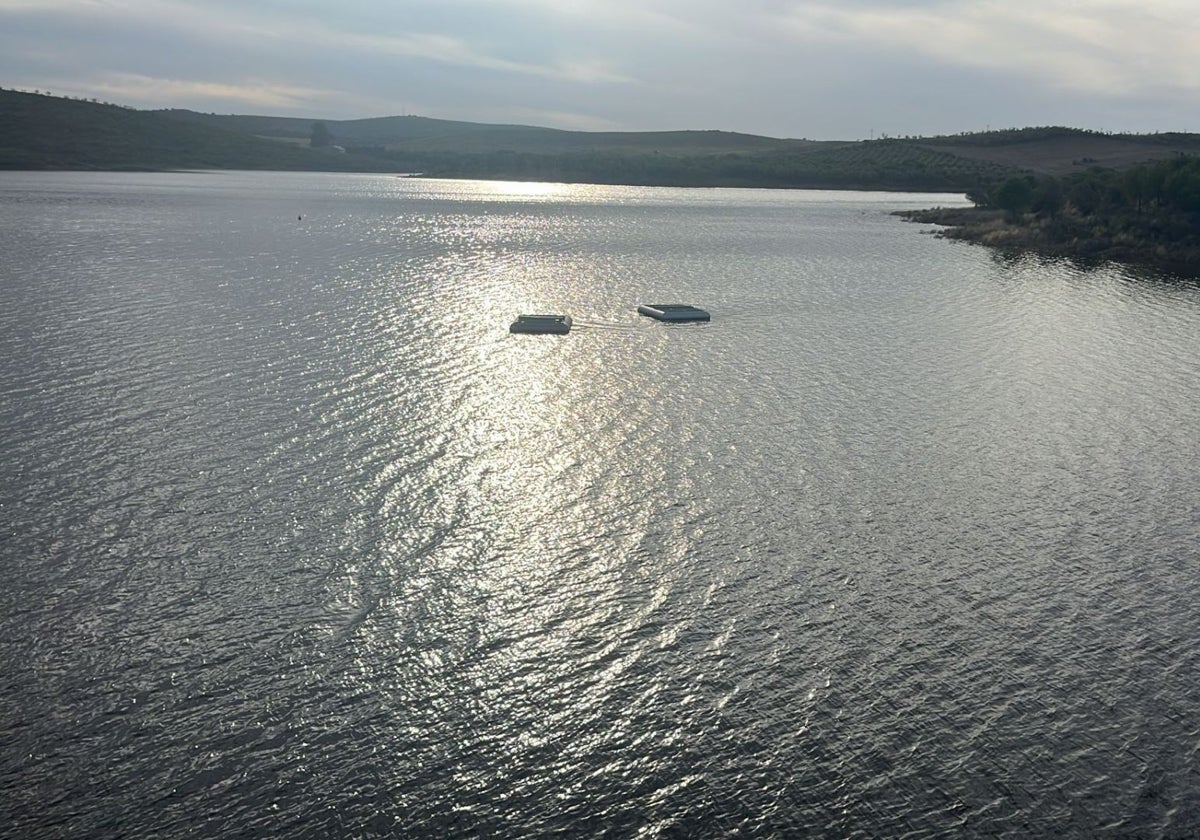 Embalse de Los Molinos, en Hornachos, este martes. Tiene 30 sobre 34 hectómetros cúbicos.