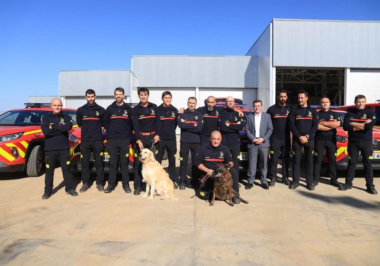 Recibimiento a los trece bomberos del CPEI de Badajoz desplazados desde el pasado jueves a Valencia.