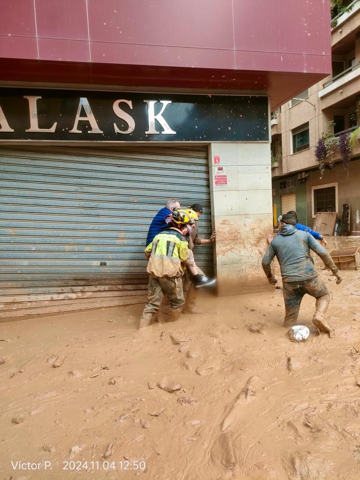 Los profesionales se encuentran realizando sin descanso labores de limpieza y saneamiento, búsqueda de personas desaparecidas y achicamiento de agua.