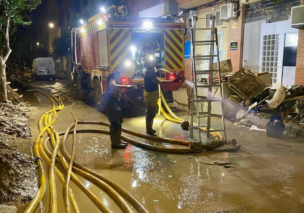 Así luchan contra la devastación de Catarroja bomberos de la Diputación de Cáceres