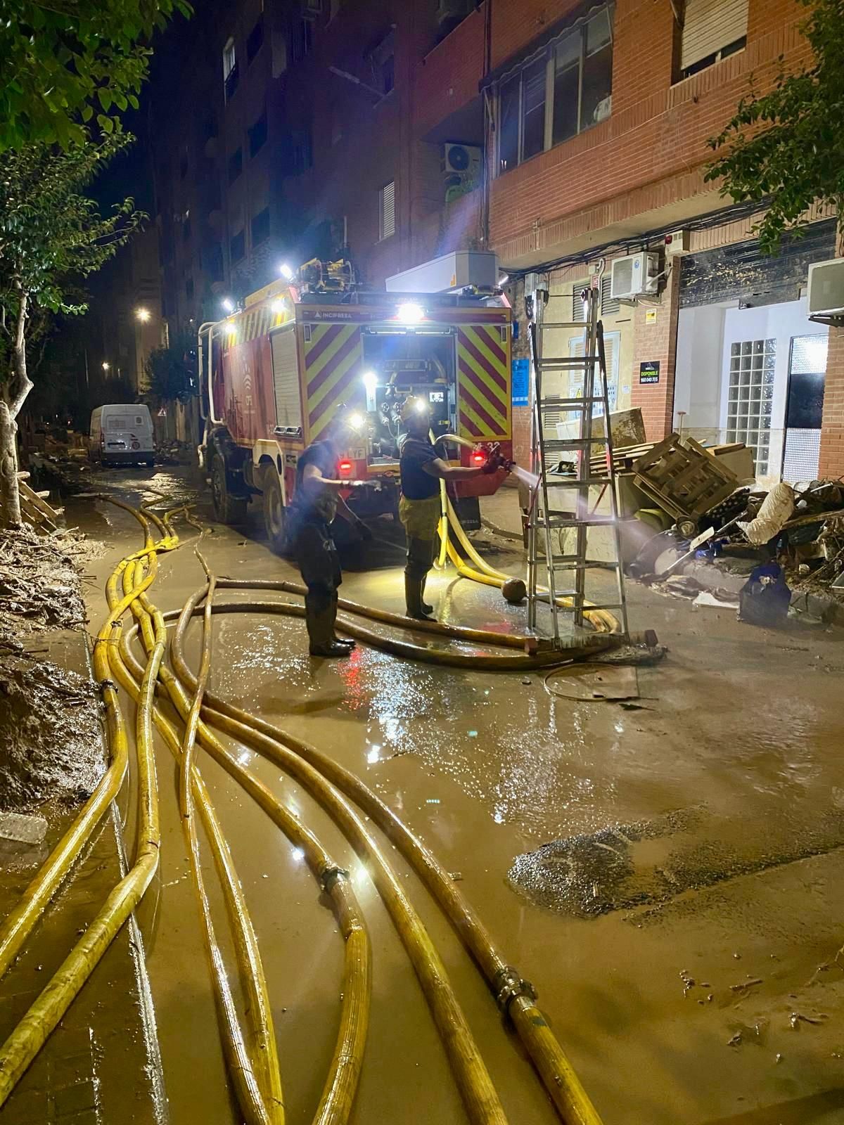 Así luchan contra la devastación de Catarroja bomberos de la Diputación de Cáceres