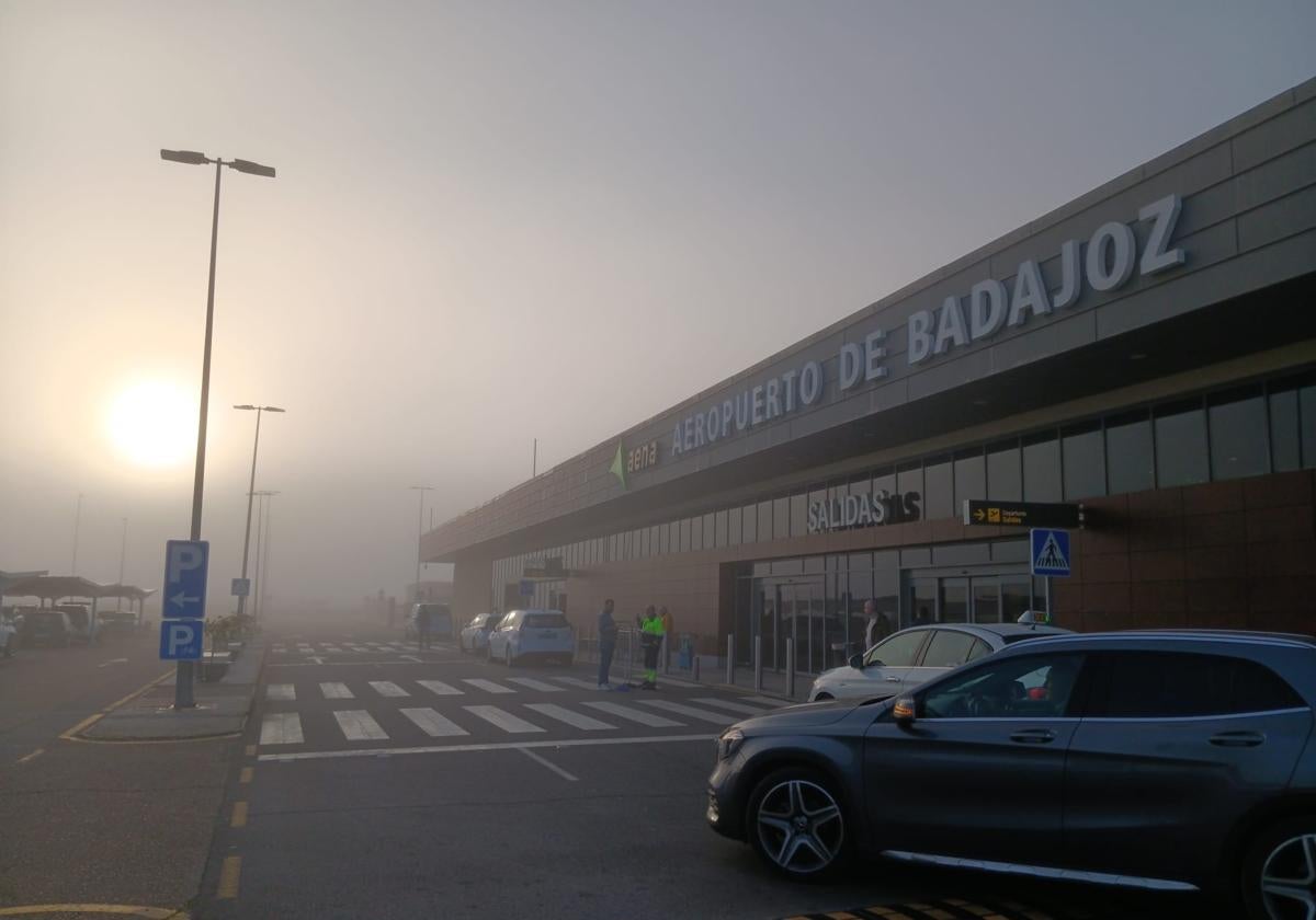 La niebla ha retrasado los vuelos en el aeropuerto de Badajoz.