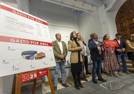 El presidente, Miguel Ángel Morales, con los miembros de su equipo de Gobierno en la presentación de las cuentas.