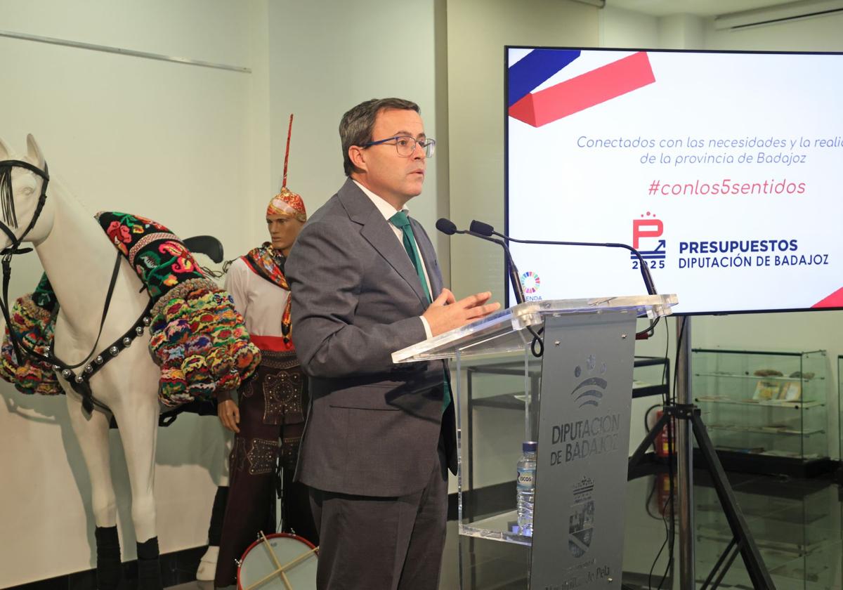 El presidente de la DIputación de Badajoz, Miguel Ángel Gallardo, durante la presentación de los Presupuestos de 2025.