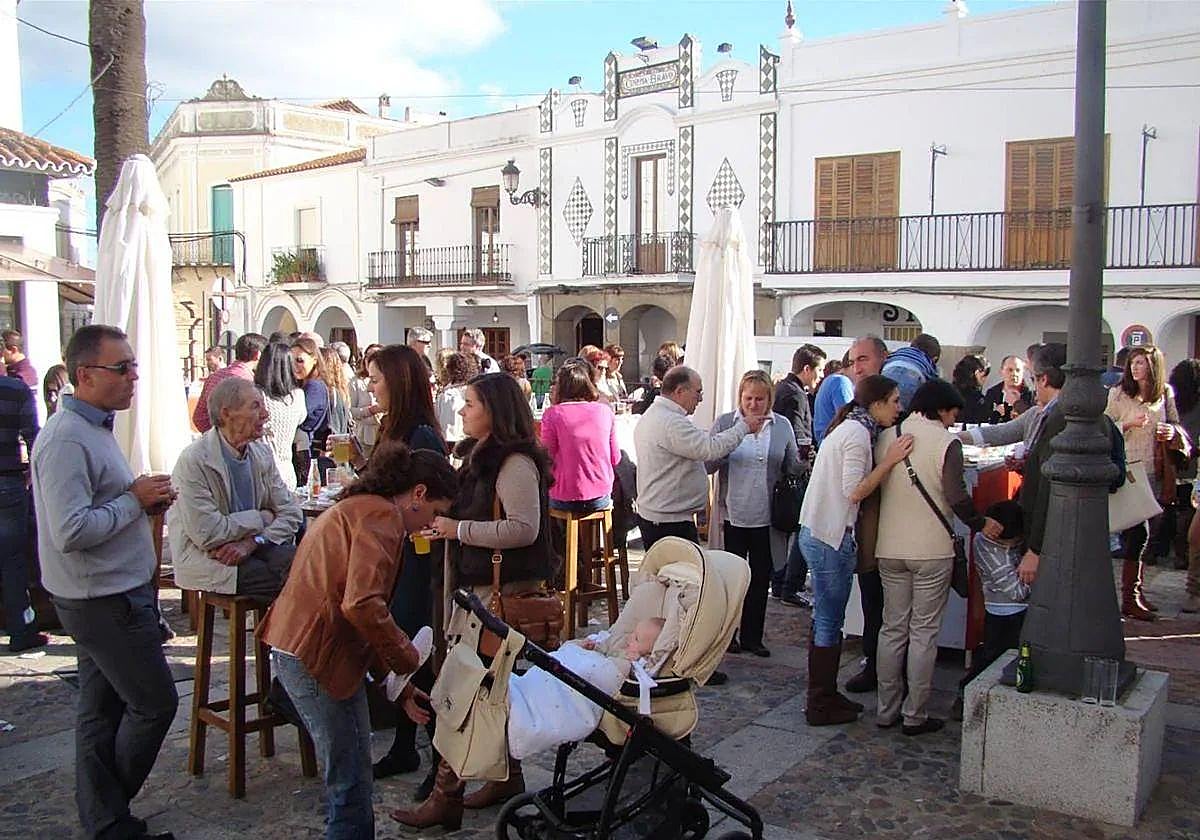 Imagen de archivo. Varios grupos de personas tomando algo en los locales de la plaza de Fregenal.