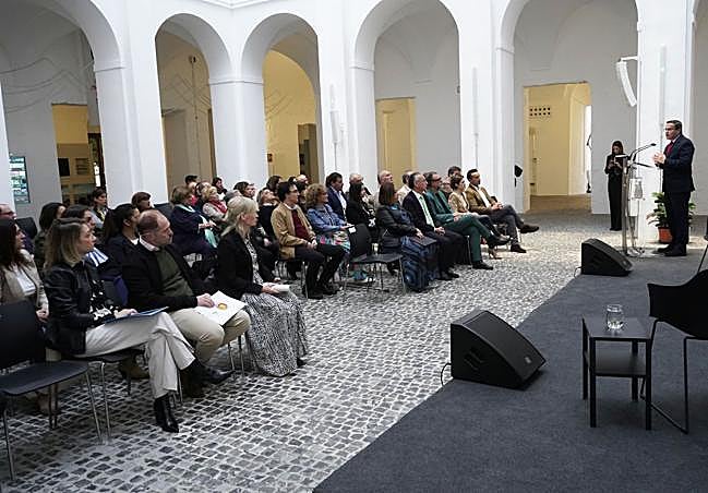Representantes institucionales, entidades y oenegés que asistieron al acto celebrado en el Hospital Centro Vivo de la Diputación.
