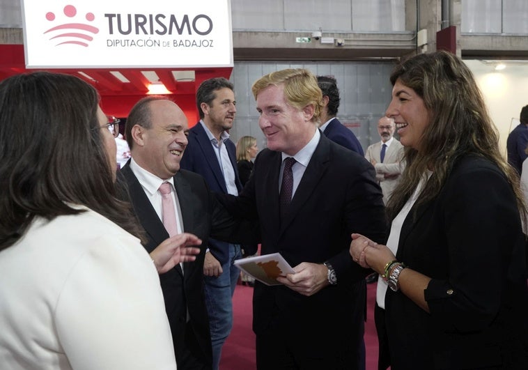 El alcalde, Ignacio Gragera, y la concejala de Ifeba, Sol Giralt, hablan con dos participantes en Ifeba.