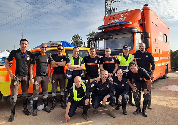 Quijada (4º por la izq.) y los agentes de la Policía y Protección Civil antes de empezar una jornada en Paiporta.