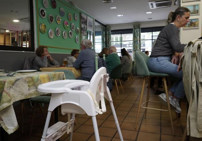En La Abuela Justa sólo tienen una trona por falta de espacio, pero todos los días van niños a comer.