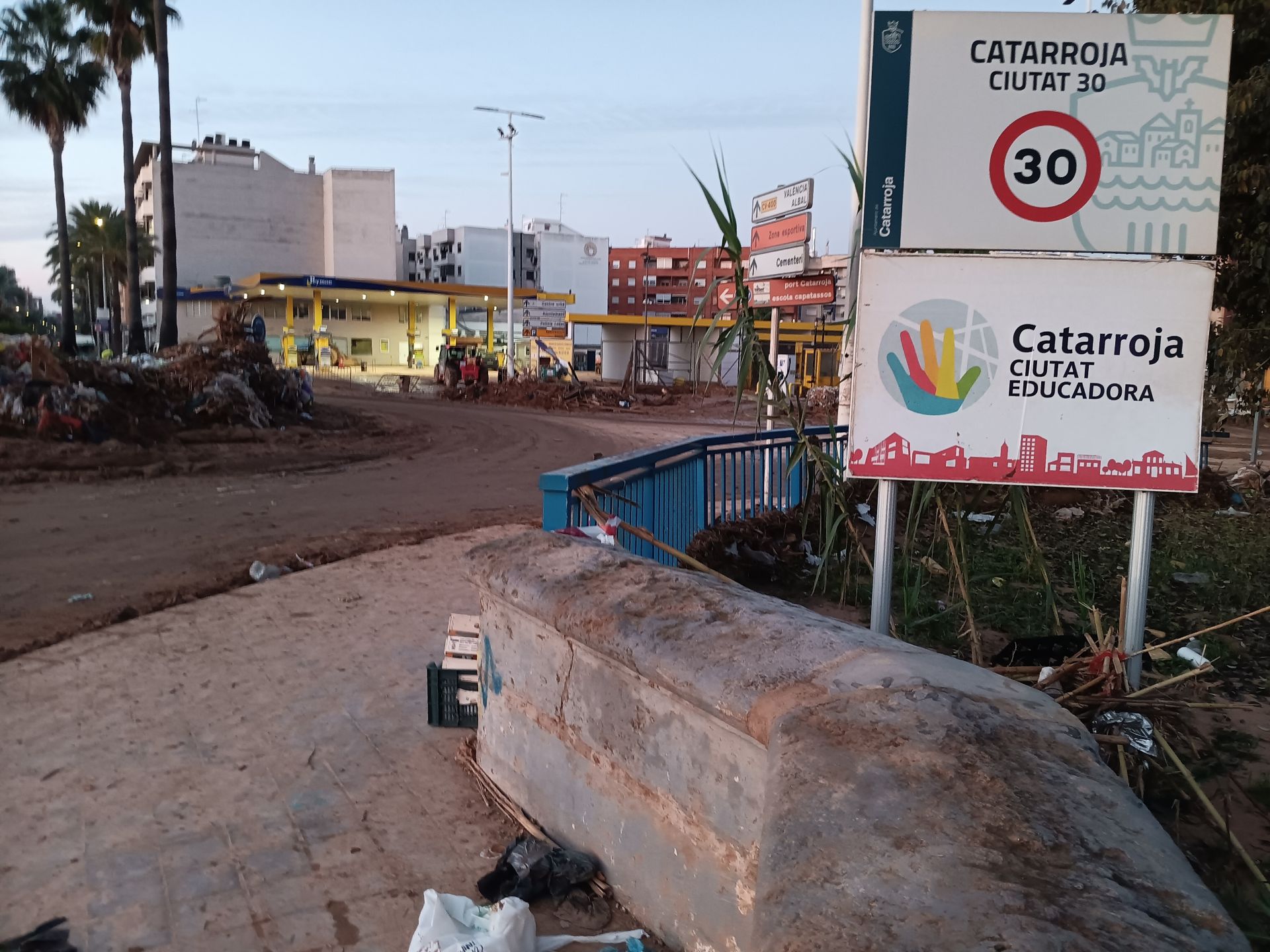 Así trabajan los bomberos y policías de Extremadura contra el barro en Catarroja