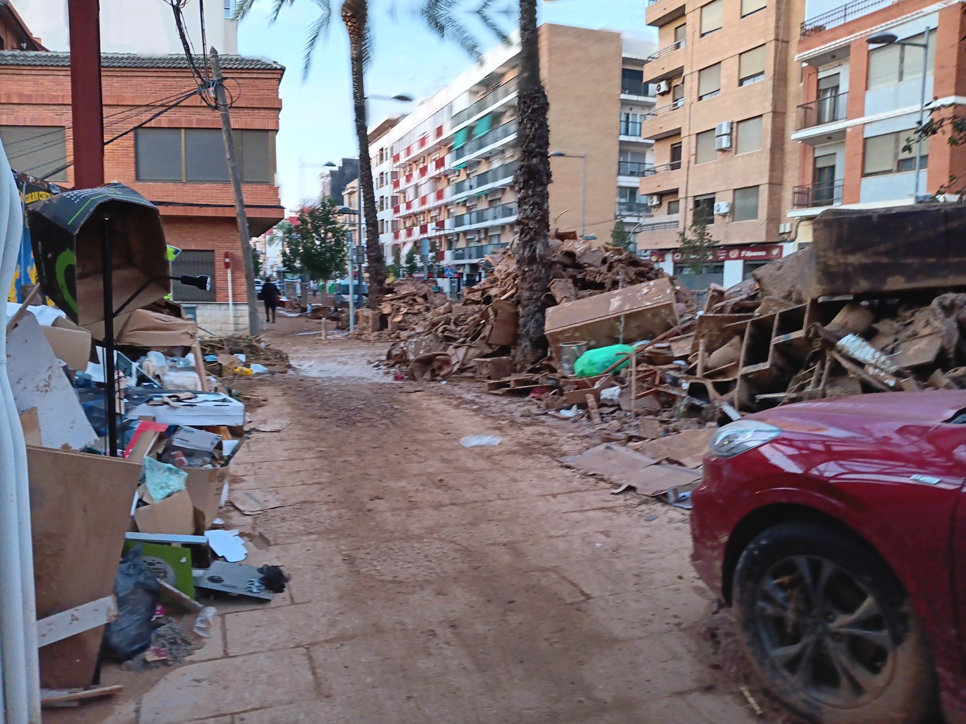 Así trabajan los bomberos y policías de Extremadura contra el barro en Catarroja
