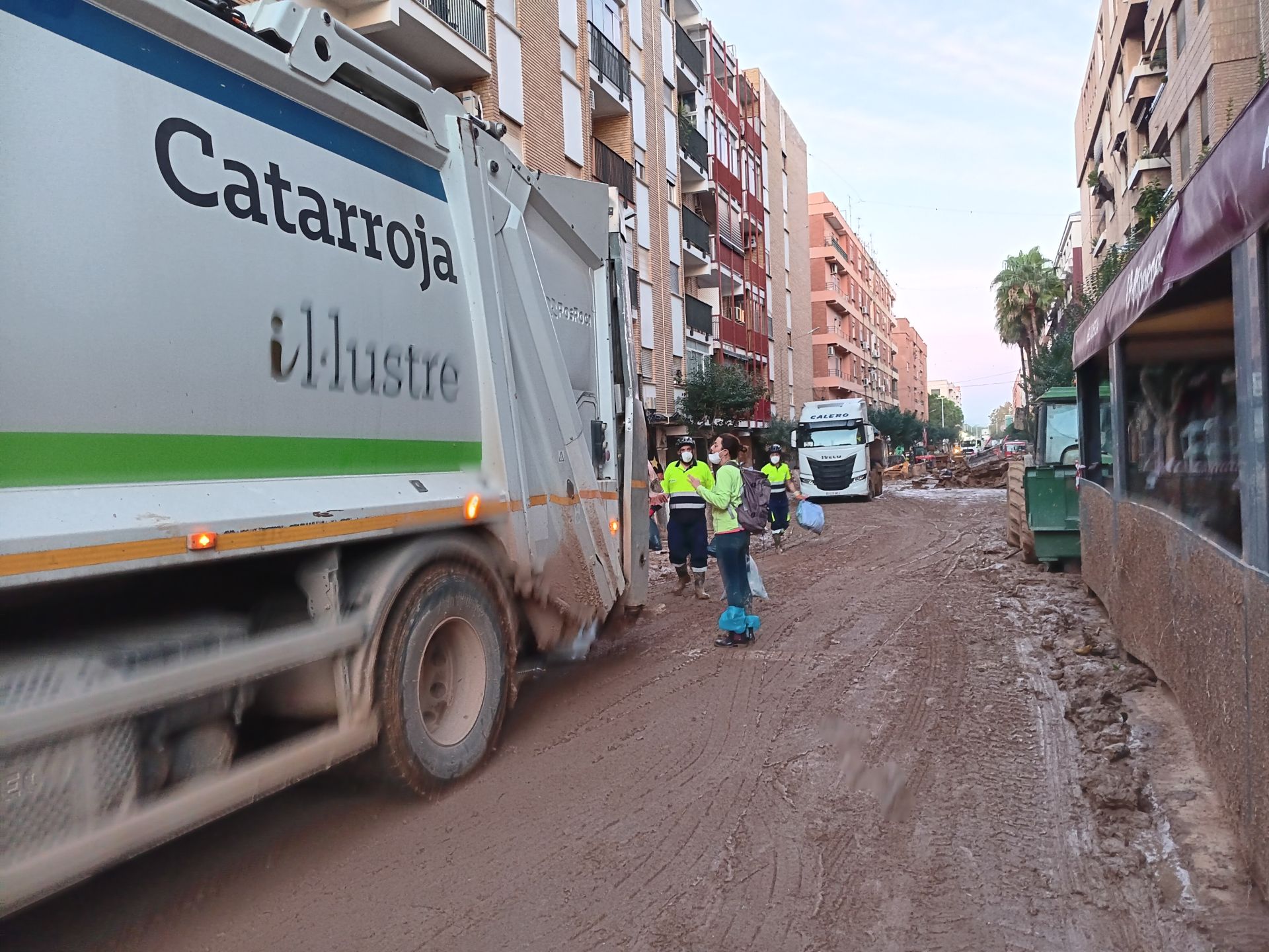 Así trabajan los bomberos y policías de Extremadura contra el barro en Catarroja
