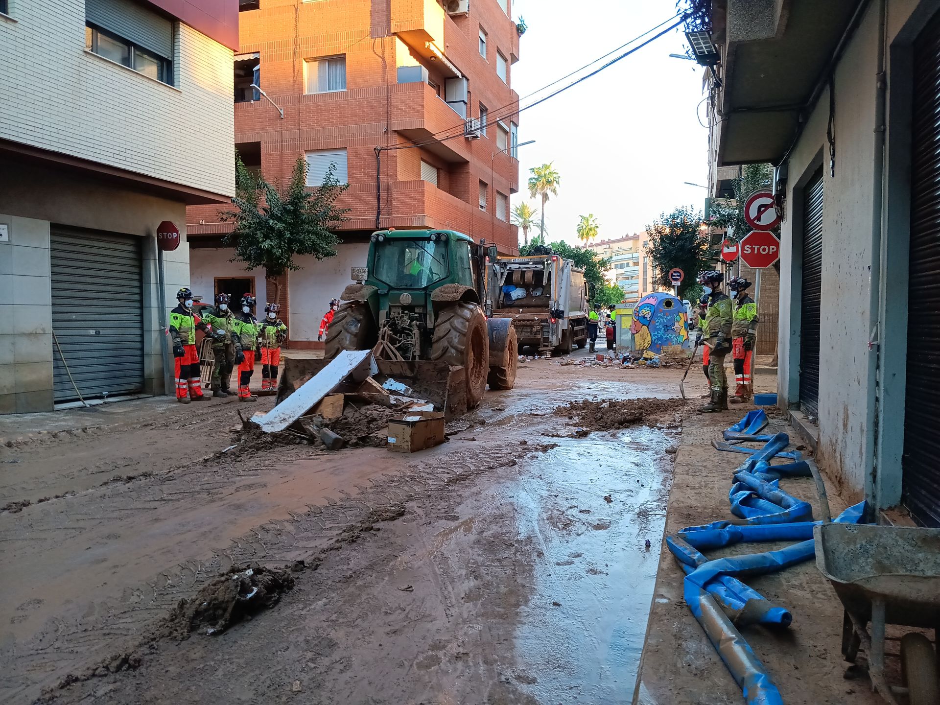 Así trabajan los bomberos y policías de Extremadura contra el barro en Catarroja