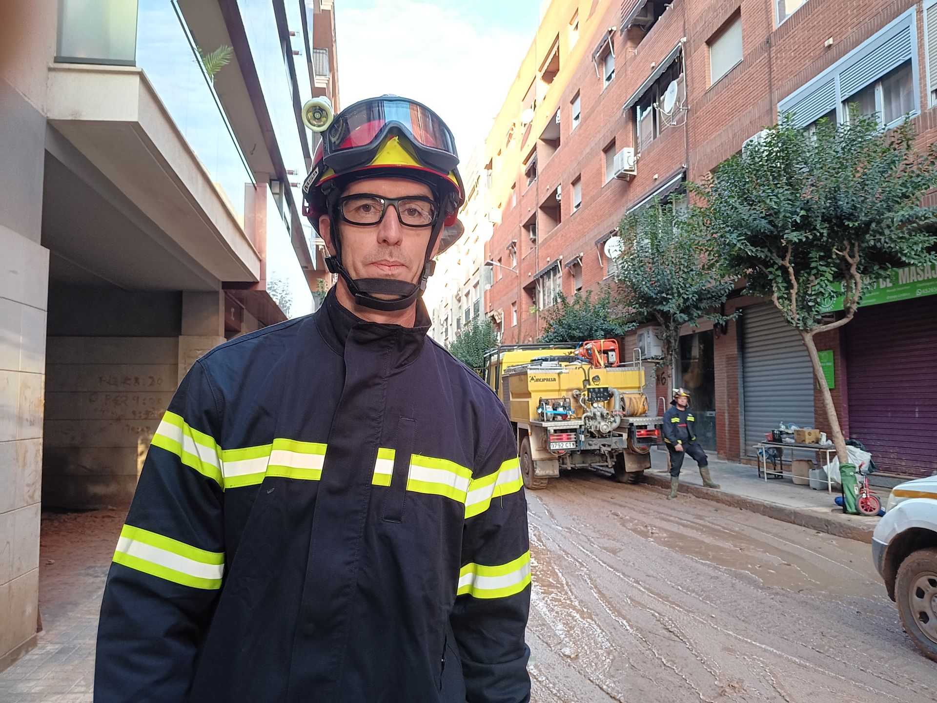 Así trabajan los bomberos y policías de Extremadura contra el barro en Catarroja