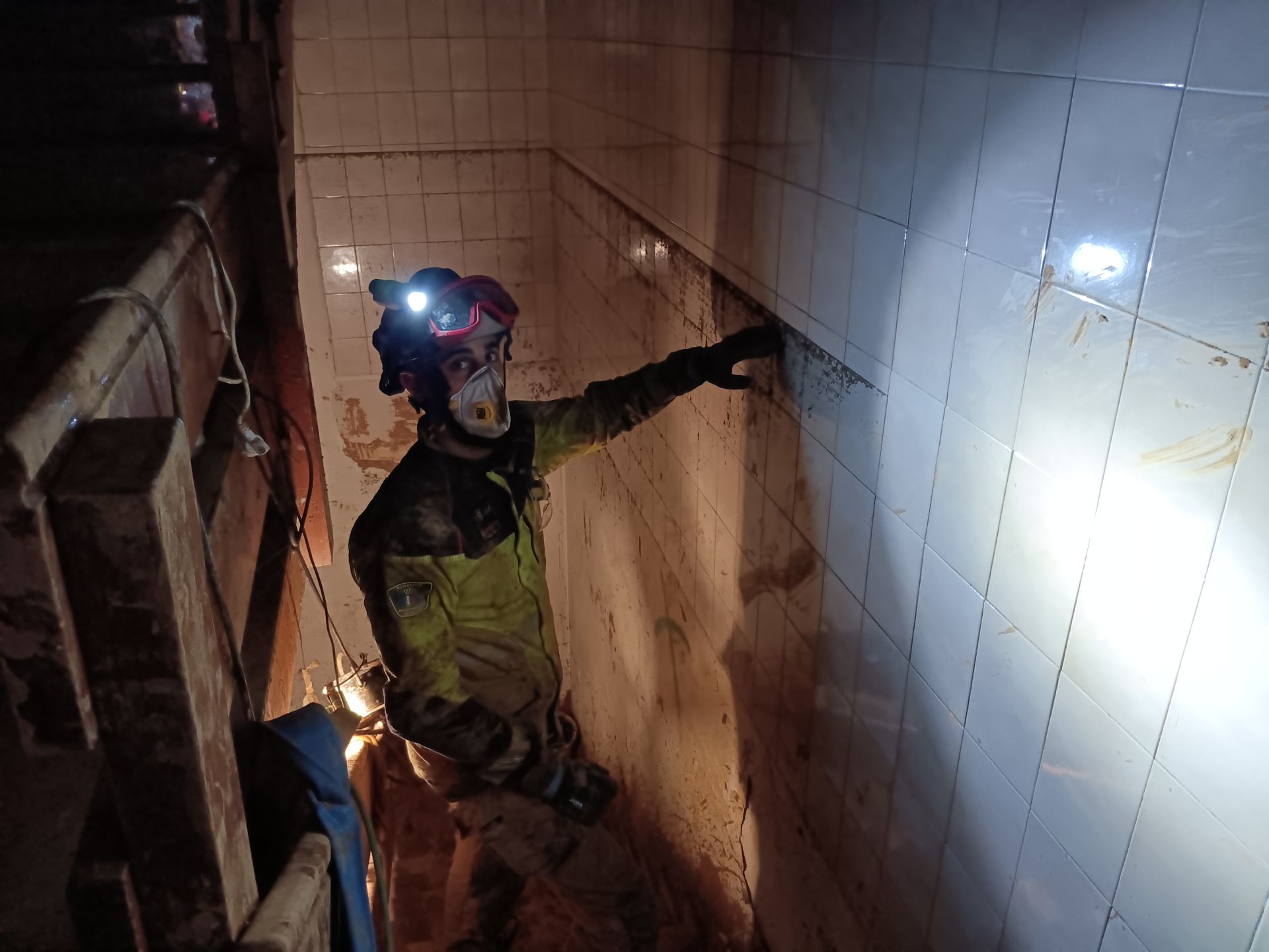 Así trabajan los bomberos y policías de Extremadura contra el barro en Catarroja