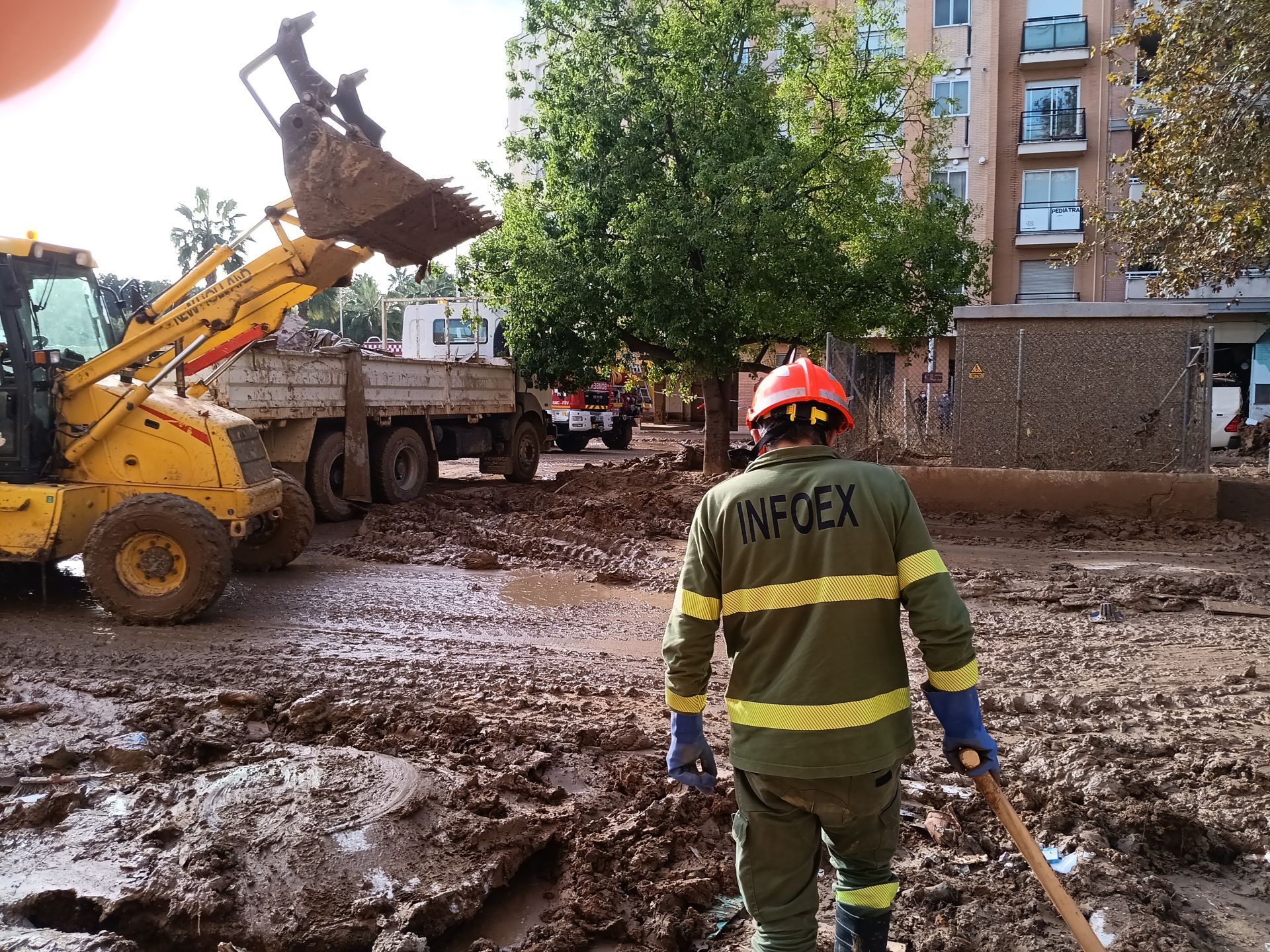 Así trabajan los bomberos y policías de Extremadura contra el barro en Catarroja