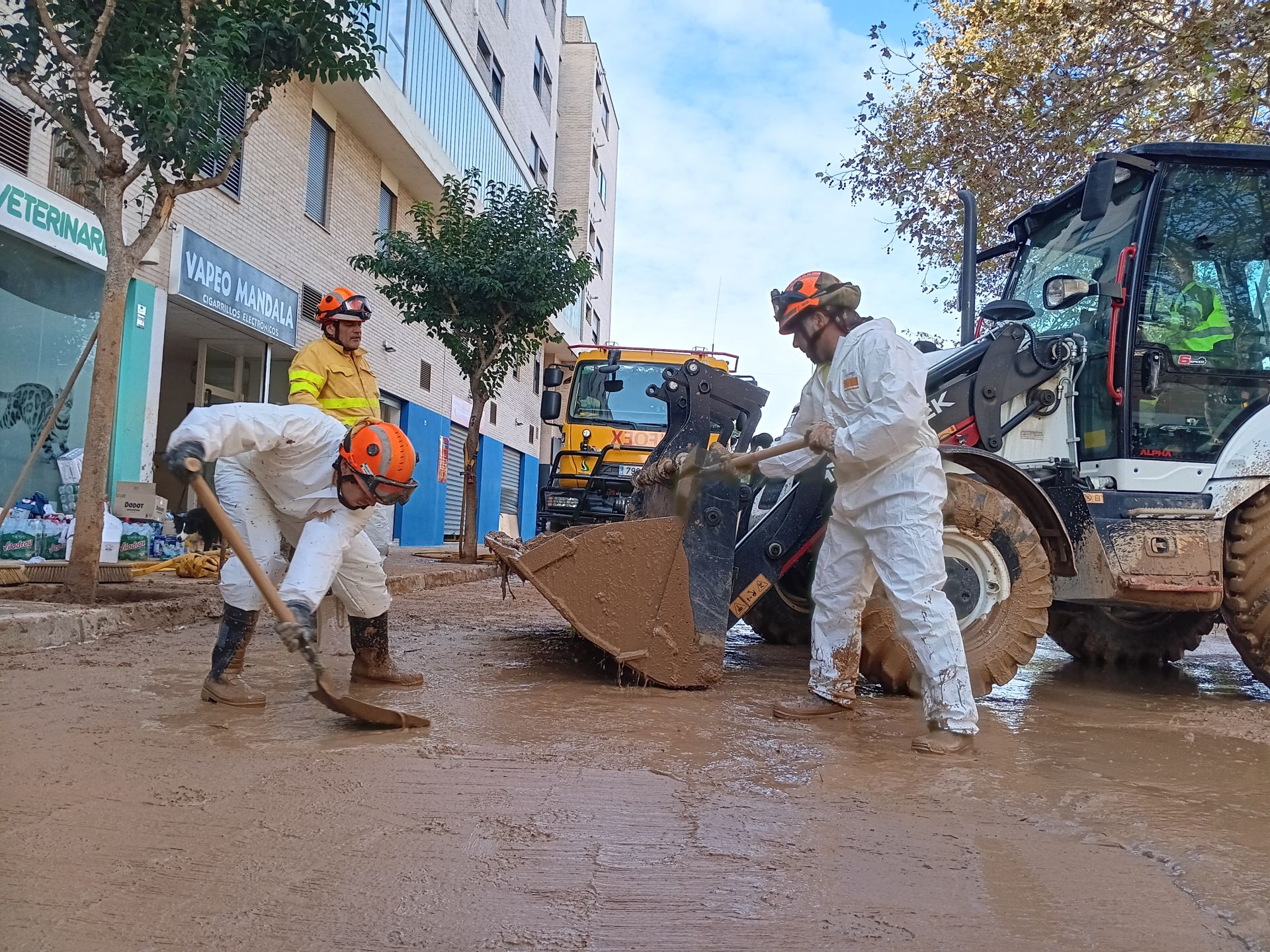 Así trabajan los bomberos y policías de Extremadura contra el barro en Catarroja