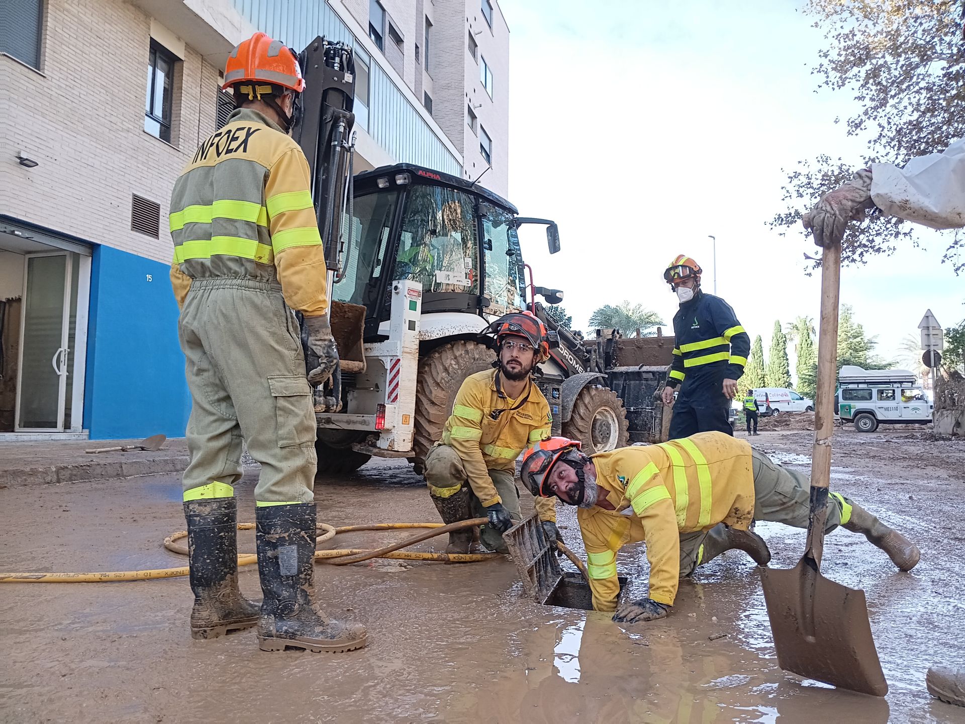 Así trabajan los bomberos y policías de Extremadura contra el barro en Catarroja