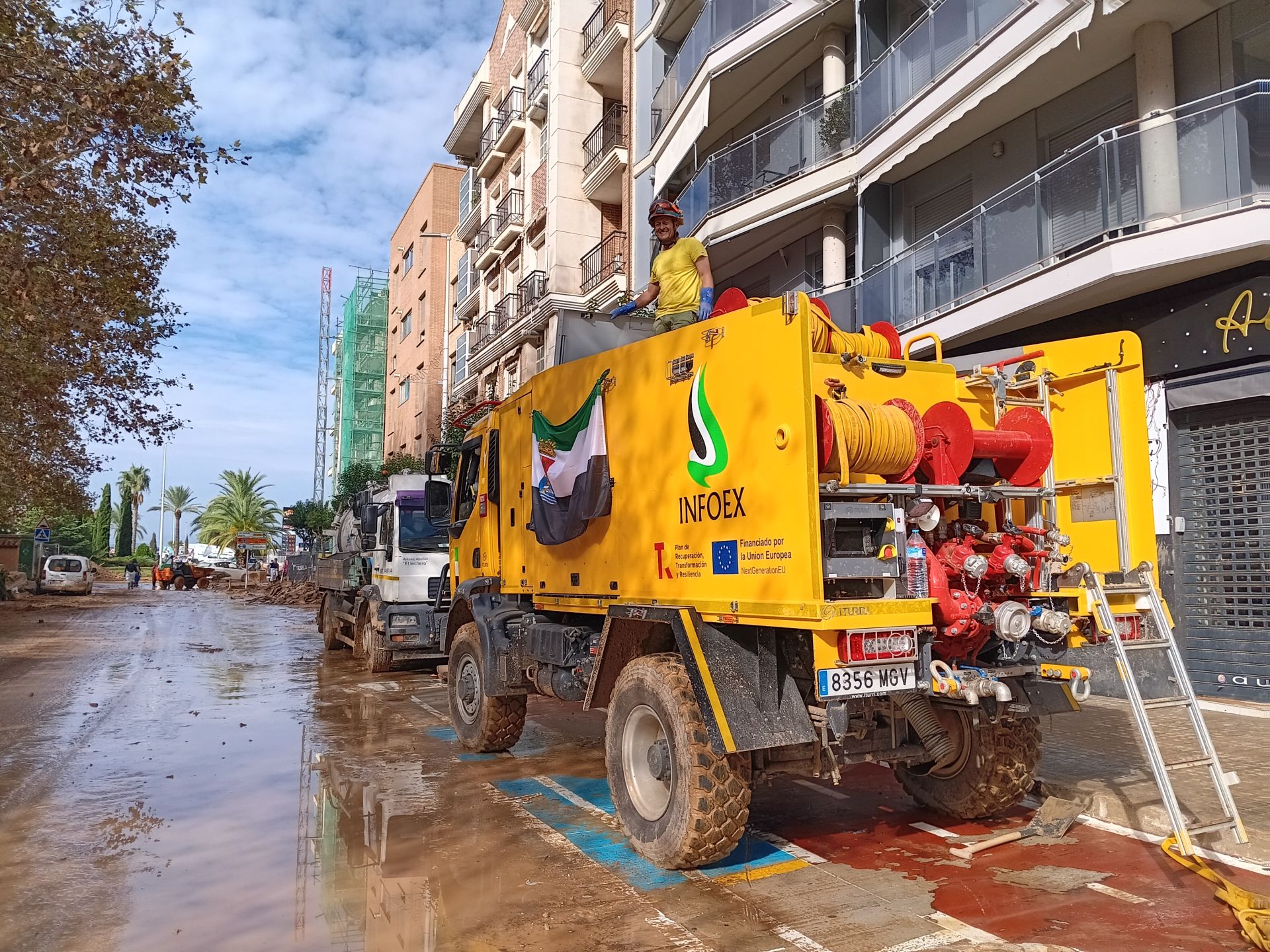 Así trabajan los bomberos y policías de Extremadura contra el barro en Catarroja