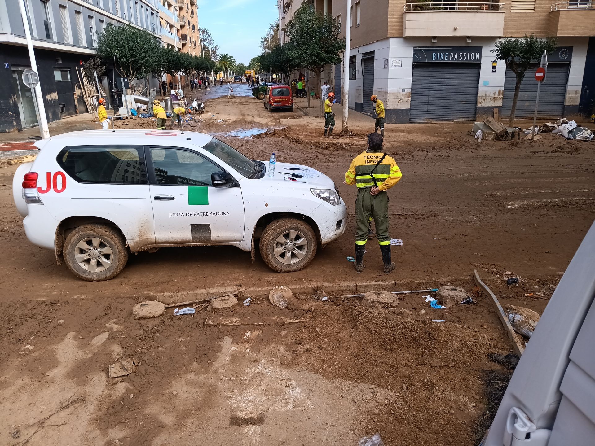 Así trabajan los bomberos y policías de Extremadura contra el barro en Catarroja