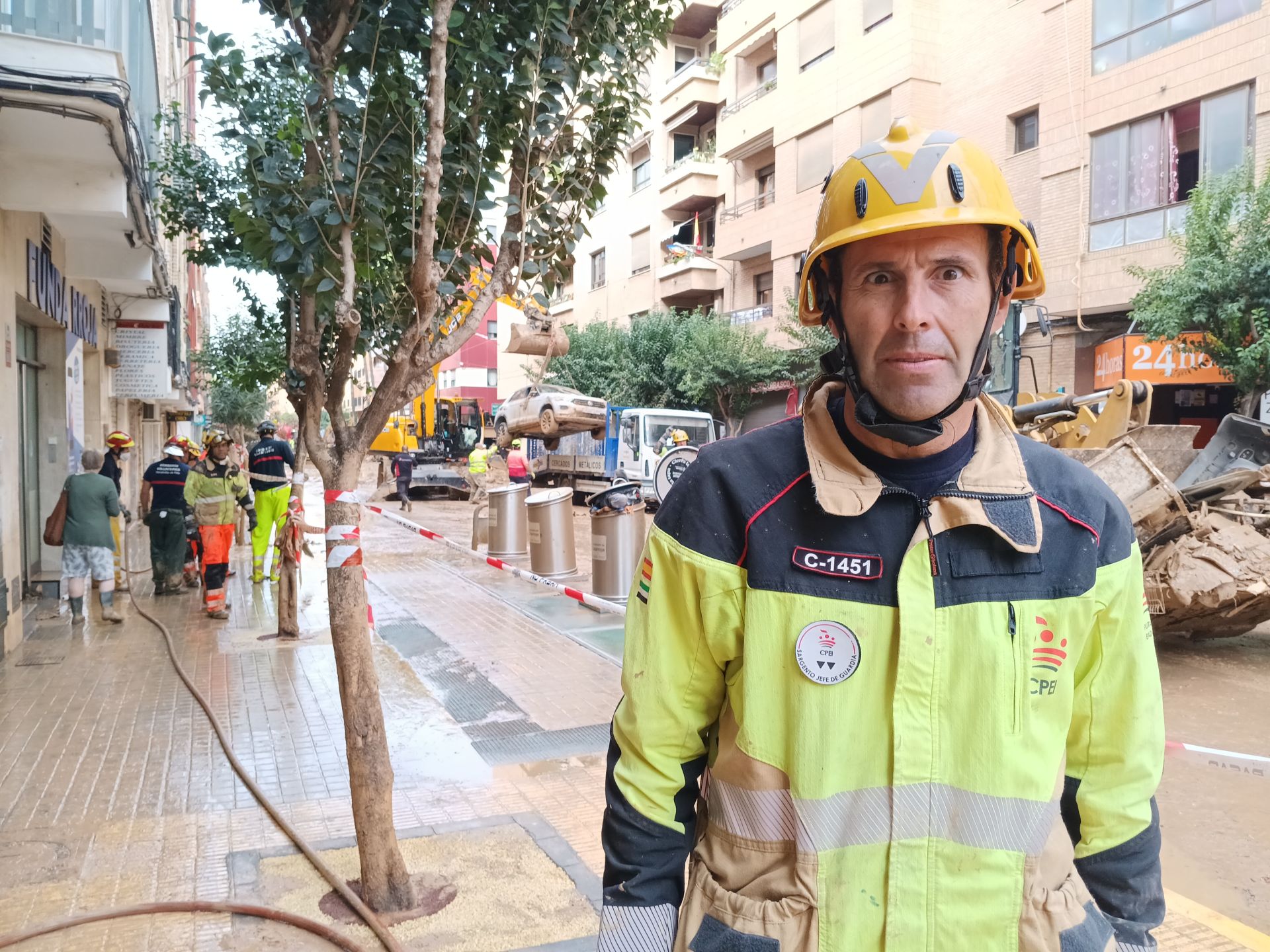 Así trabajan los bomberos y policías de Extremadura contra el barro en Catarroja