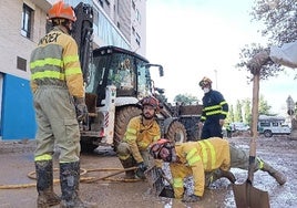 Así trabajan los bomberos de Extremadura contra el barro en Catarroja