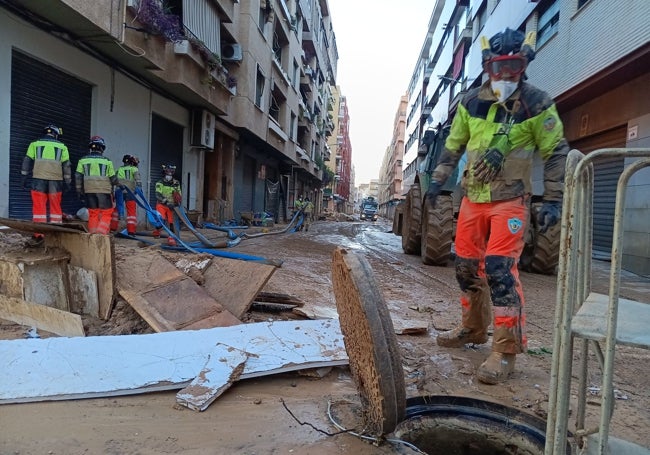 Bomberos del Ayuntamiento de Badajoz en Catarroja.