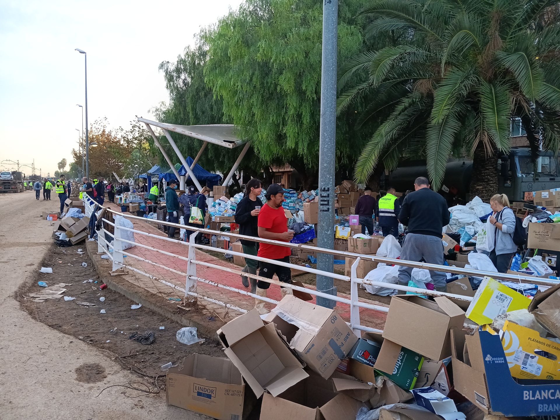 HOY recorre las calles de Paiporta: del fango a los cementerios de coches