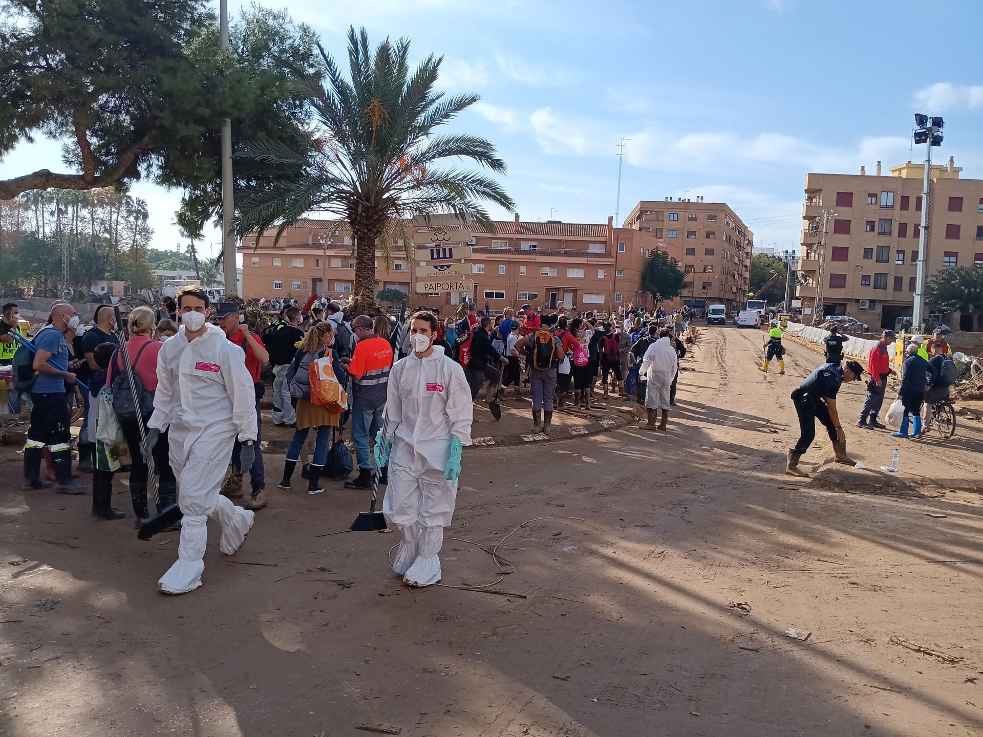 HOY recorre las calles de Paiporta: del fango a los cementerios de coches