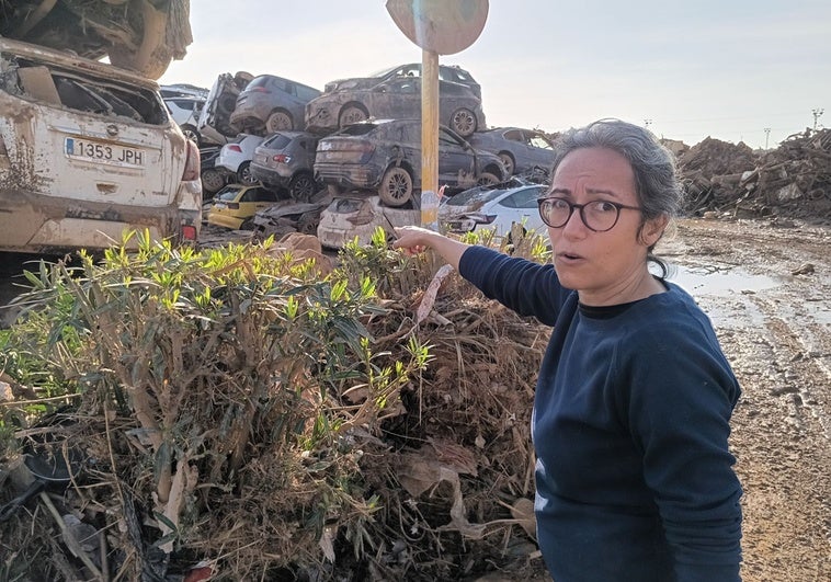 Pilar Cordero, vinculada a Jerez de los Caballeros, señala su Ford Focus que acaba de localizar en Paiporta.