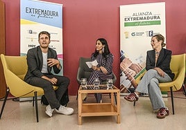 De izquierda a derecha, Jorge Luengo, ilusionista; Zulema Romero, encargada de Comunicación de 'Extremadura es futuro', y Nuria Morales, cofundadora de Kombucha Komvida.