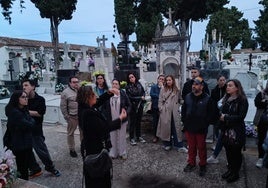 La escritora Israel J. Espino, en la ruta del pasado domingo por el cementerio de Mérida.