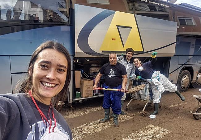 María Rosa con el autobús detrás.