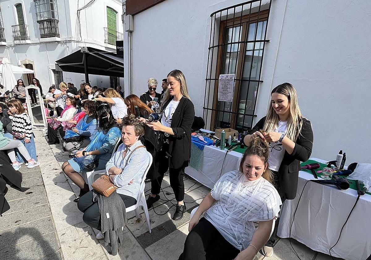 Peluqeuras trabajando en la calle en Los Santos para recaudar fondos para los afectados por la DANA.