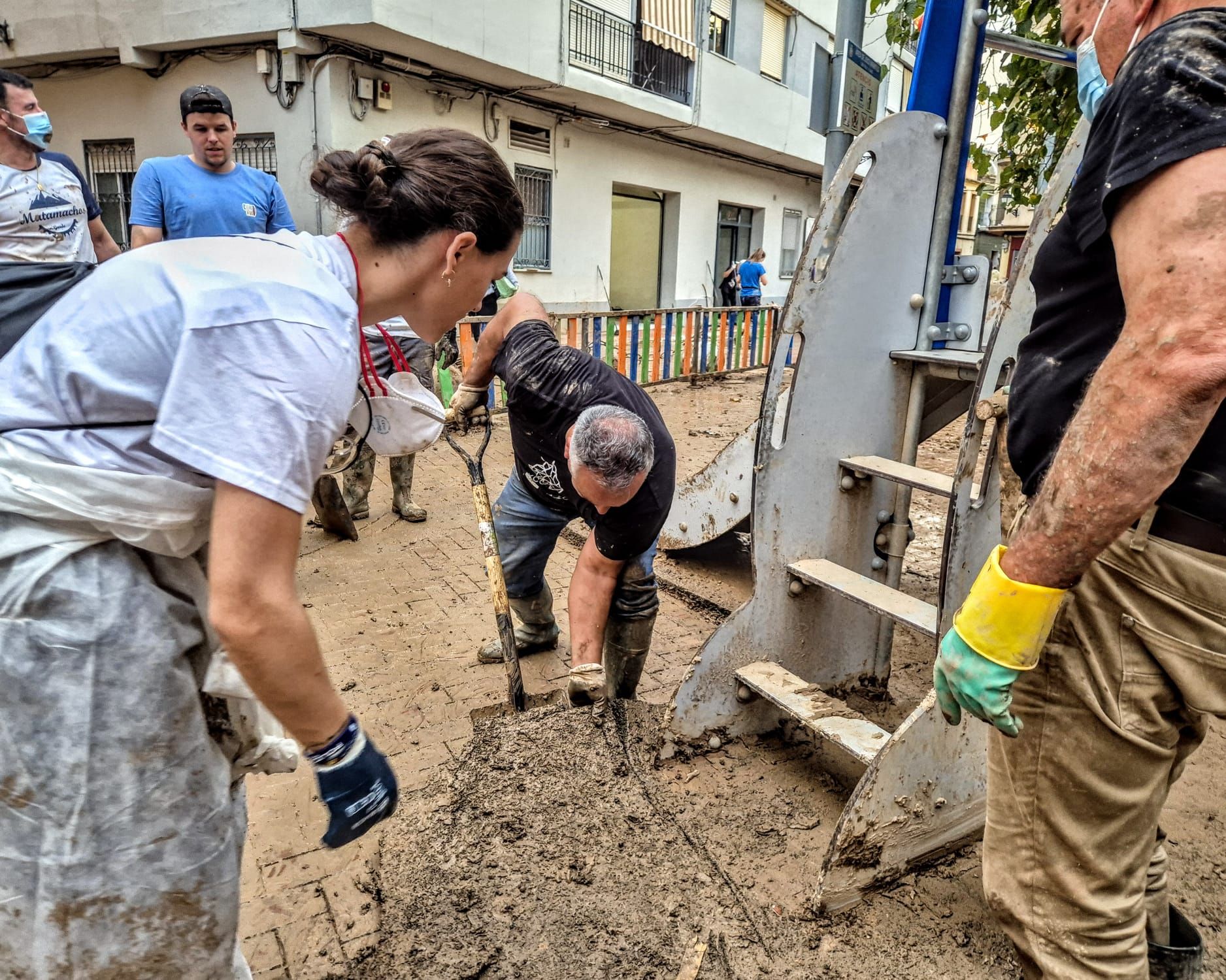 Fotos: Los héroes extremeños que han sacado más de cien coches de un aparcamiento inundado