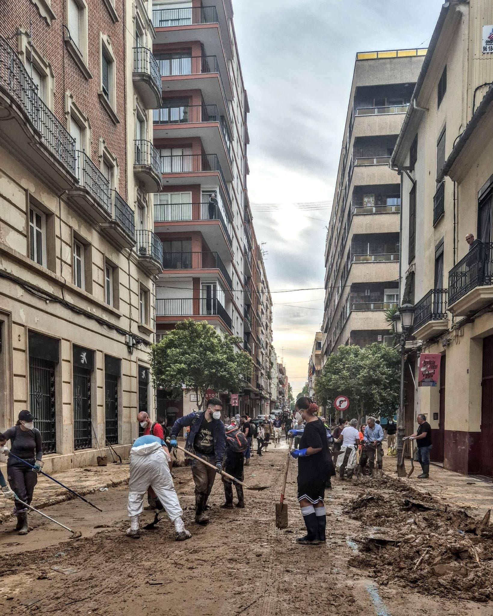 Fotos: Los héroes extremeños que han sacado más de cien coches de un aparcamiento inundado