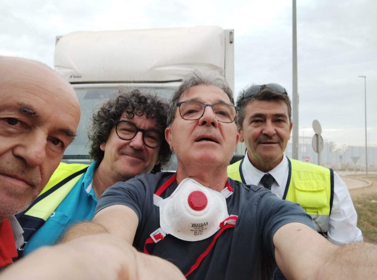 Manuel Rodríguez (tomando la foto) junto a Francisco Fernández, detrás, en su encuentro en Paiporta, donde pudieron llevar a buen recaudo una carga de ayuda procedente de Navarra.