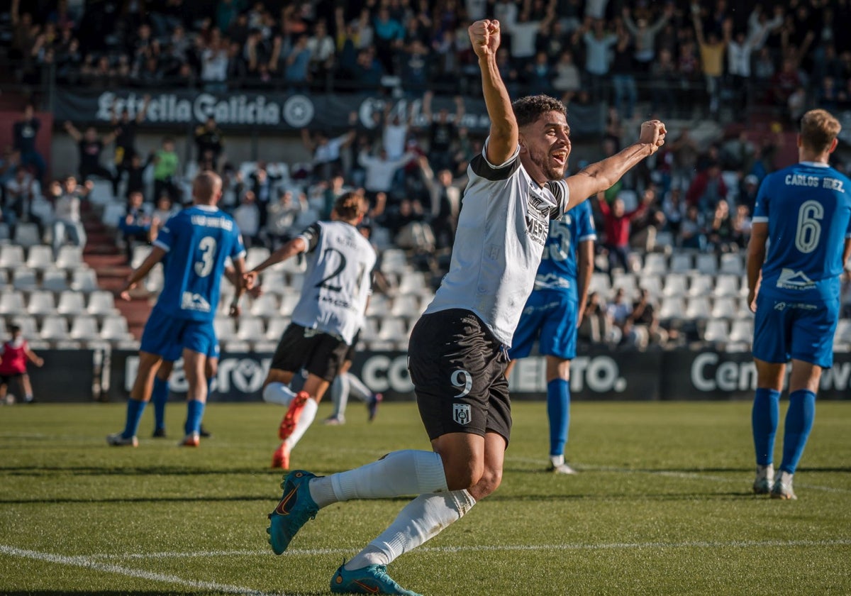 Mizzian celebra el tanto de Carlos Doncel en la primera parte.