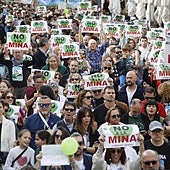 El 'No a la mina' se echa a las calles de Cáceres de forma multitudinaria