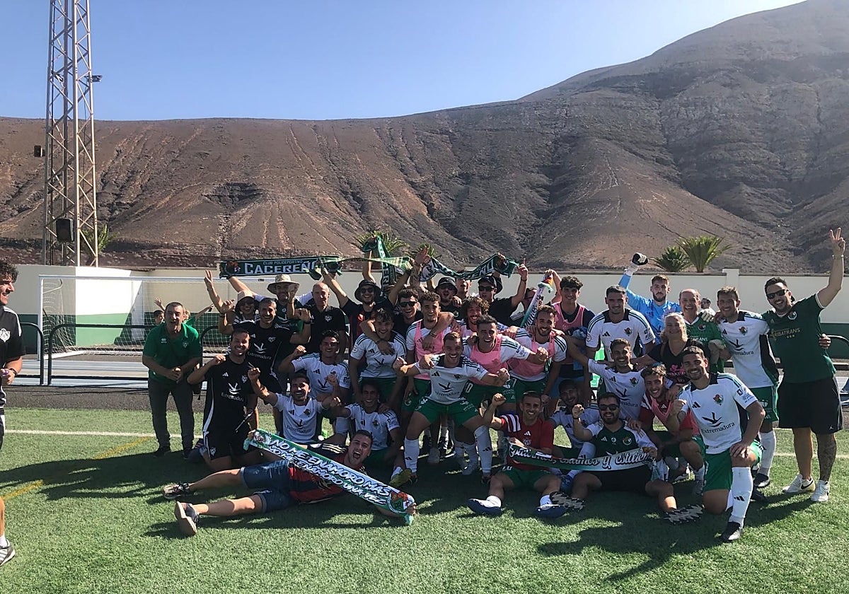 Alegría en el Cacereño tras vencer al Unión Yaiza Sur.