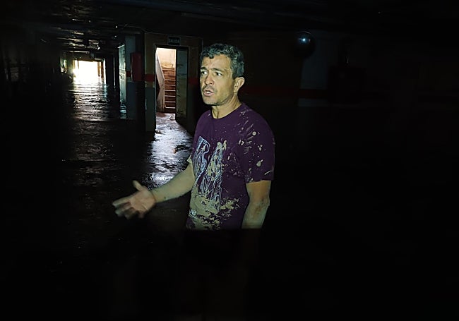 El pacense Alberto Castaño en la planta -1 del garaje del edificio